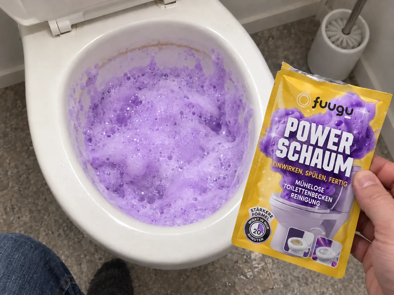 Blick von oben in ein Toilettenbecken voller lila Schaum, eine Hand hält einen aufgerissenen Fuugu-Beutel